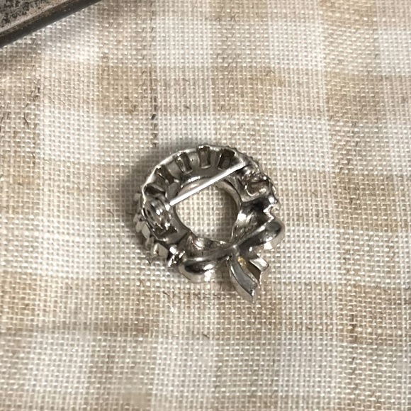 Beautiful CZ Silver Tone Wreath with Bow Brooch - Picture 5 of 8